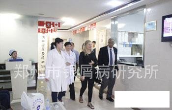 外国专家们在杨淑莲主任的陪伴下参观医院
