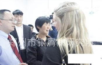 专家们与患者家属们进行交流安慰他们放心