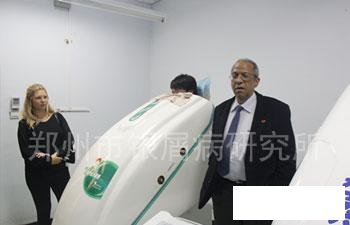 外国专家参观中药熏蒸治疗室
