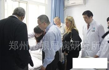 美、加专家参观医院病房,并对临床治疗进行指导